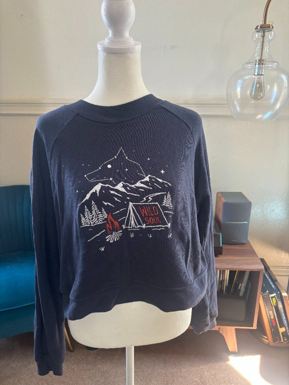 The Montana Scene Wild Soul Camping Cropped Sweatshirt Navy L
